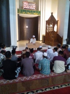 kajian malam di masjid